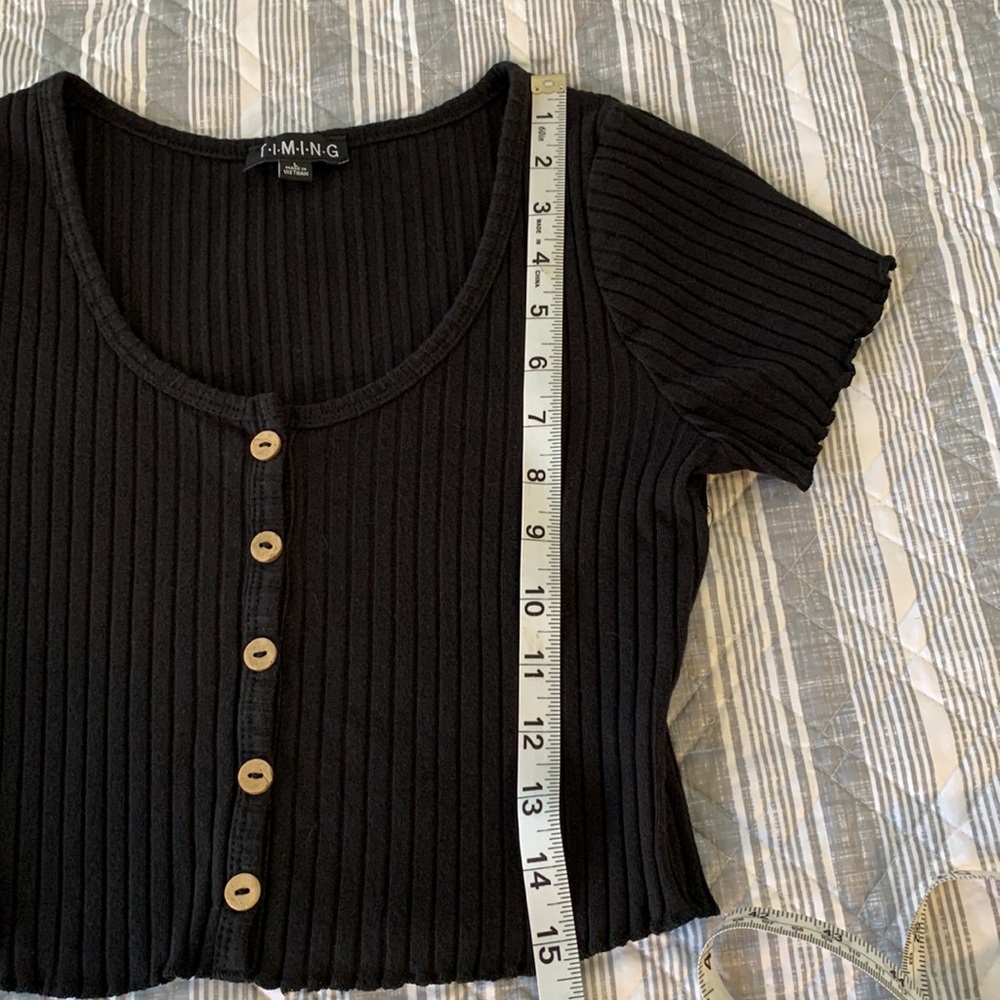 💥3 for $10💥 Timing Crop Top - Picture 3 of 4